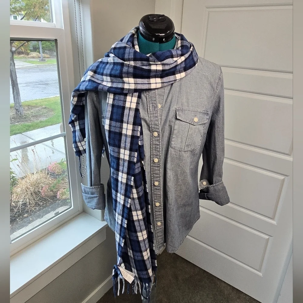 OLD NAVY BLUE & WHITE PLAID LONG SCARF FRINGE ENDS UNISEX OS FALL WARM COZY